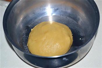 自制广式莲蓉蛋黄月饼的做法步骤4