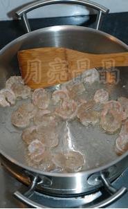 豌豆炒虾仁的做法步骤3