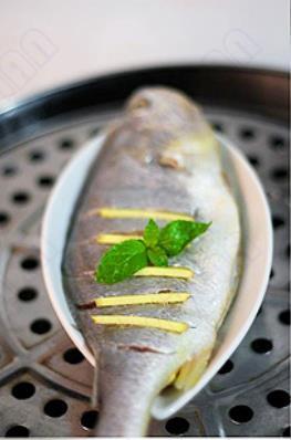 剁椒豆豉蒸黄鱼的做法步骤2