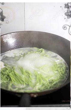 排骨菠菜清汤面的做法步骤1