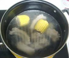莲藕玉米排骨汤的做法步骤5