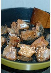 啫啫三文鱼头煲的做法步骤3