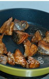 啫啫三文鱼头煲的做法步骤4