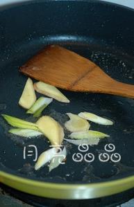 啫啫三文鱼头煲的做法步骤5