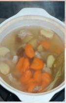 甘蔗红萝卜猪骨汤的做法图解5