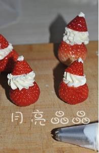 草莓圣诞老人的做法步骤4