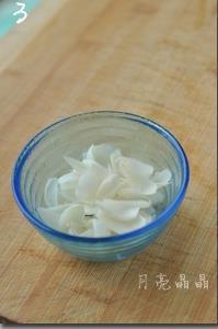 百合虾仁烩蚕豆米的做法步骤3