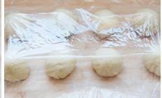 蘑菇头桑葚果酱小餐包的做法图解2