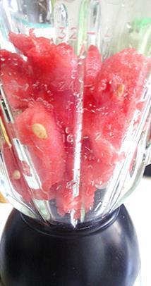 鲜榨西瓜汁的做法步骤2