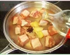 凉瓜薏仁排骨汤的做法步骤2