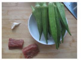腊肉炒秋葵的做法步骤1