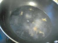金钩紫菜蛋花汤的做法步骤1