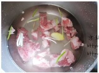白萝卜排骨汤的做法步骤2