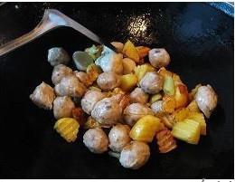 香菇贡丸烧土豆的做法图解2