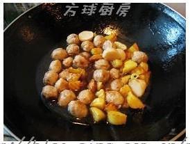香菇贡丸烧土豆的做法图解3