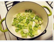 韭葱土豆奶油汤的做法步骤2