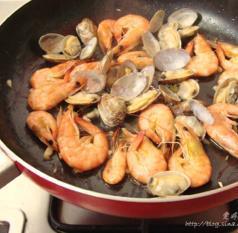 西班牙海鲜烩饭的做法图解1