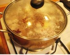 东北排骨酸菜汤的做法步骤2