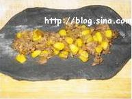 金枪鱼玉米竹炭餐包的做法图解11