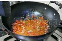 剁椒肉末蚕豆煲的做法图解3