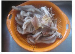 鸭掌菌菇千张汤的做法图解3