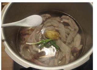 鸭掌菌菇千张汤的做法步骤4