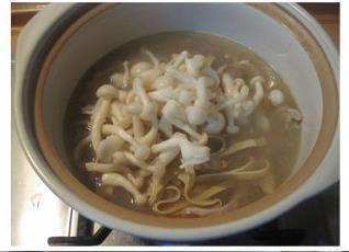鸭掌菌菇千张汤的做法图解6