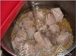 黄豆海带排骨汤的做法步骤2