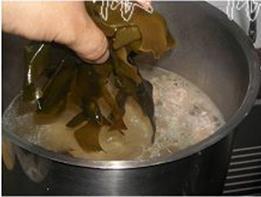 黄豆海带排骨汤的做法步骤3