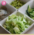 虾仁蔬菜炒辣汁蝴蝶面的做法步骤3