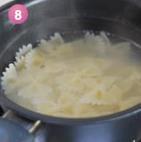 虾仁蔬菜炒辣汁蝴蝶面的做法步骤8