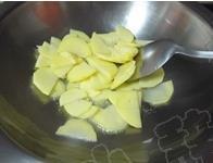 蒜苗土豆炒腊肉的做法步骤2