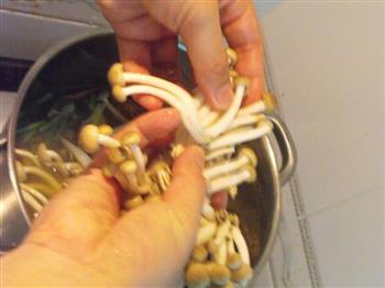 素鱼翅-虫草花蘑菇汤的做法图解2