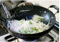 茭白青椒炒肉丝的做法步骤3
