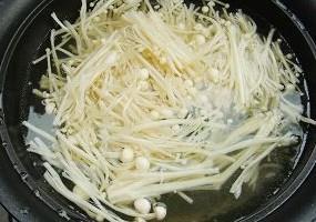 凉拌芹菜金针菇的做法步骤2