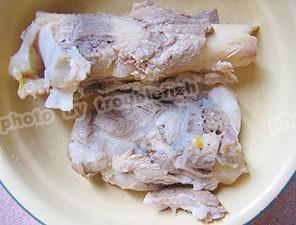 桑白皮茯苓猪骨汤的做法步骤2