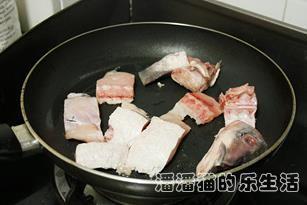 莲藕海带鱼汤的做法步骤1