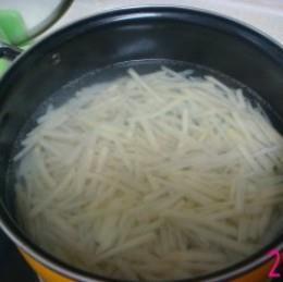 凉拌土豆丝的做法步骤2