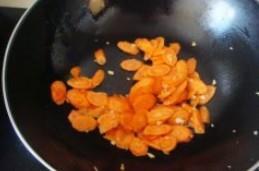 胡萝卜炒鸡蛋的做法步骤3