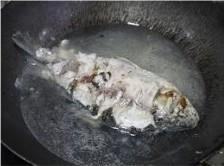 奶白鱼汤浸卜丝的做法步骤4