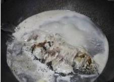 奶白鱼汤浸卜丝的做法步骤5