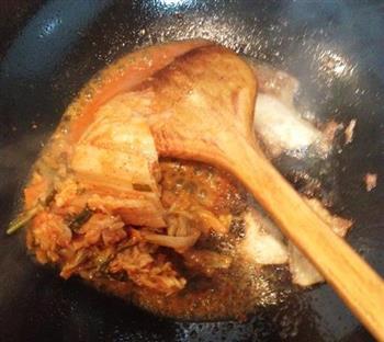 江南style，辣白菜炒五花肉的做法步骤4