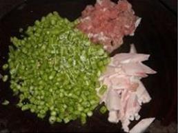 肉末橄榄菜炒豆角粒的做法步骤1