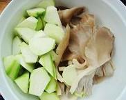 丝瓜蘑菇排骨汤的做法步骤2