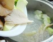 丝瓜蘑菇排骨汤的做法步骤3