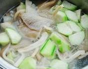 丝瓜蘑菇排骨汤的做法步骤4