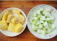 玉米葫芦瓜排骨汤的做法图解2