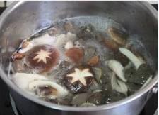 鲜菇猪红汤的做法图解7