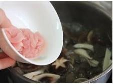 鲜菇猪红汤的做法图解8