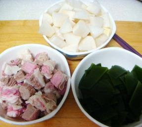 牛腩萝卜海带汤的做法步骤1
